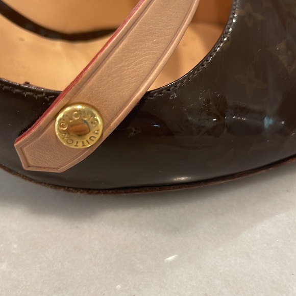 Louis Vuitton brown patent pumps with stacked wood heel and Mary jane strap. - Picture 4 of 7